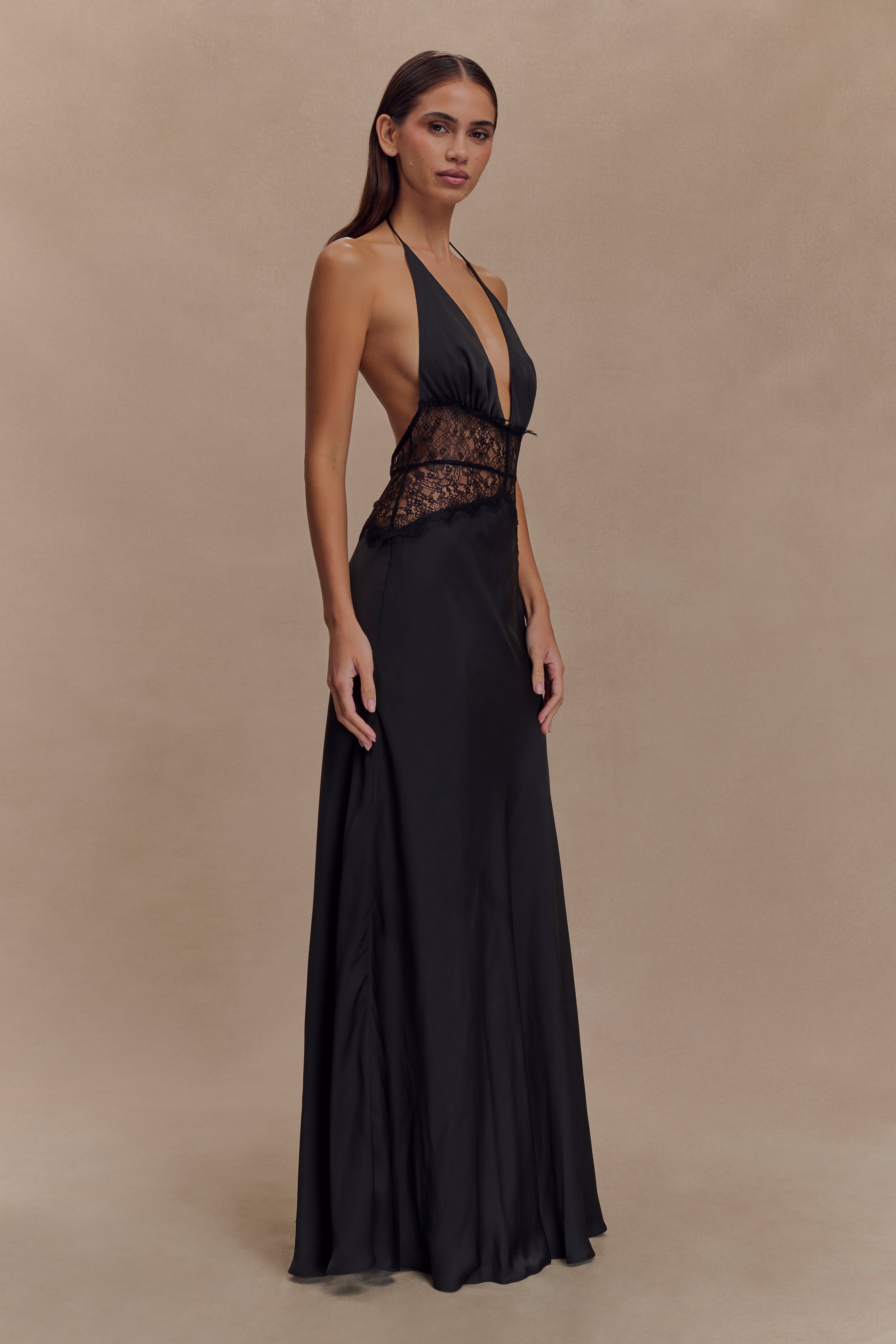 ROBES EN DENTELLE ET SATIN NOIRÉA
