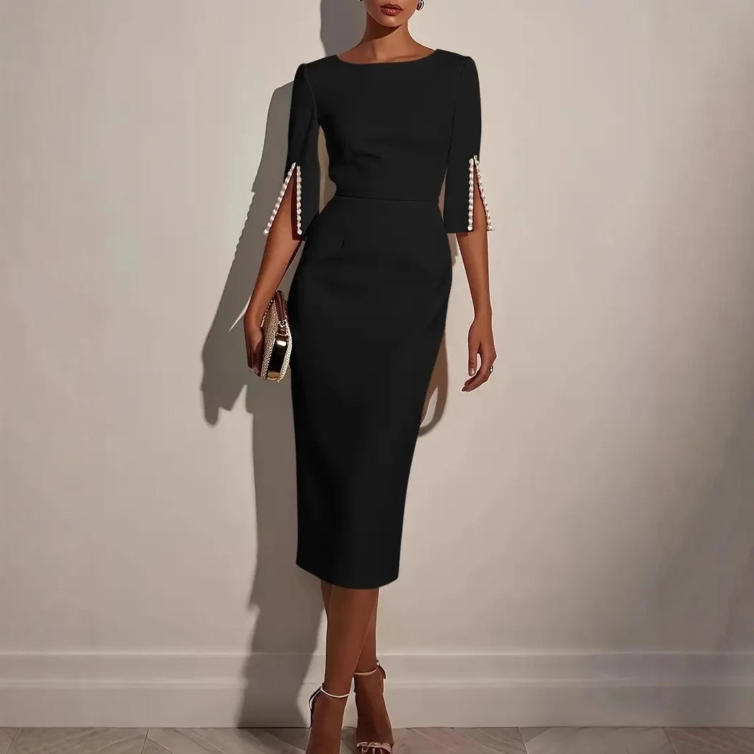 Robe élégante mi-longue à manches fendues ornées de perles
