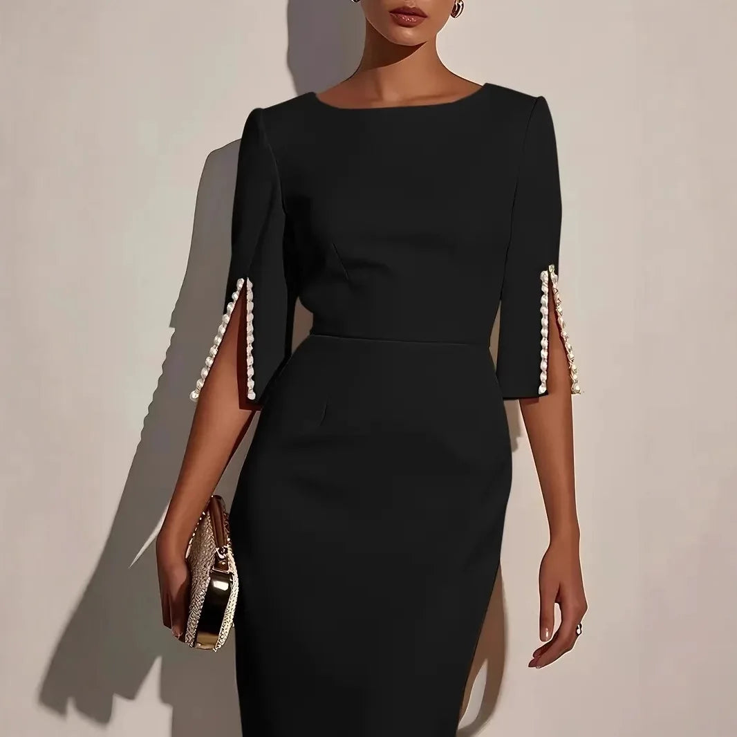 Robe élégante mi-longue à manches fendues ornées de perles