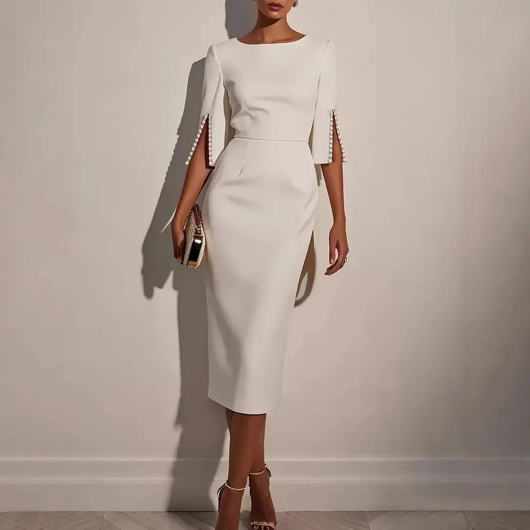 Robe élégante mi-longue à manches fendues ornées de perles